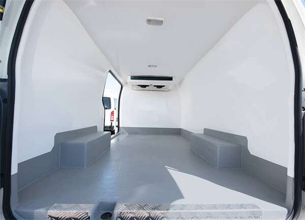 CFRT複合闆(pan)蒙皮冷藏車具(ju)有良好冷藏密(mì)封效果